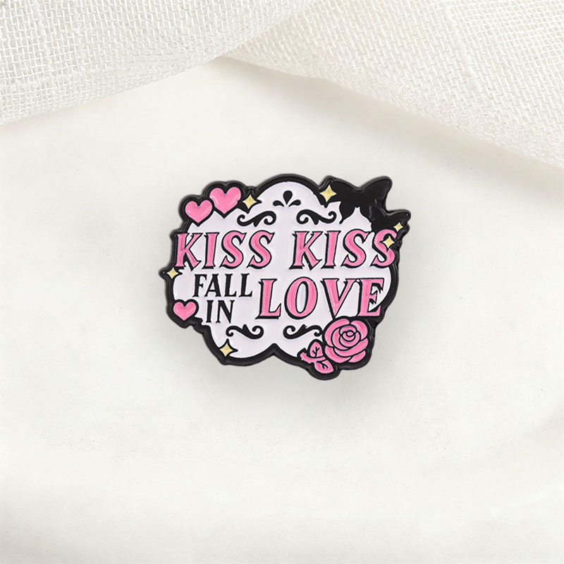 Kiss Kiss Fall In Love Badge P - огляд і ціна Embroidery Kiss
