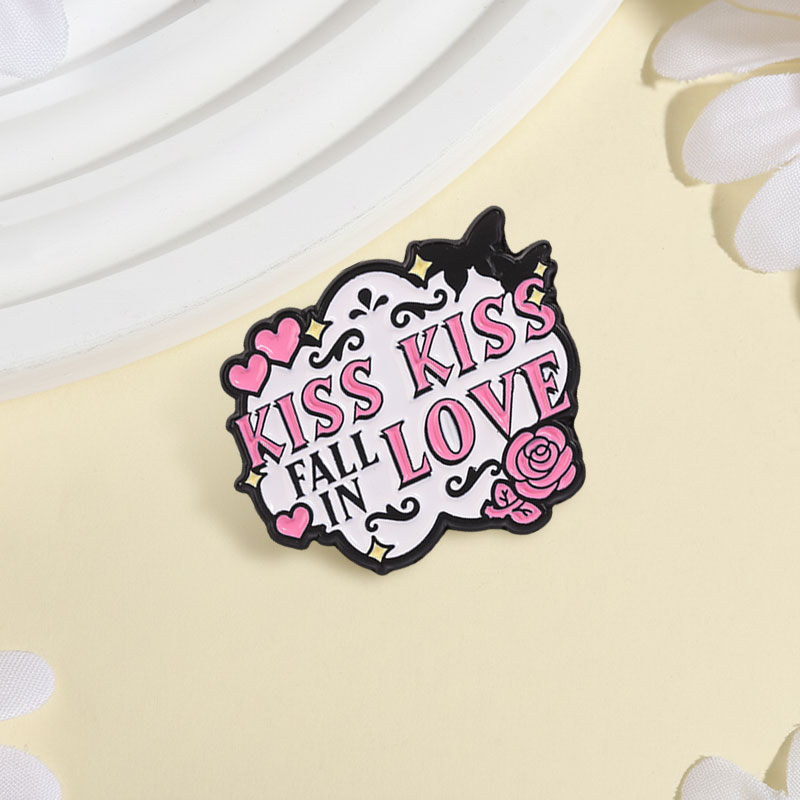 Kiss Kiss Fall In Love Badge P - огляд і ціна Embroidery Kiss